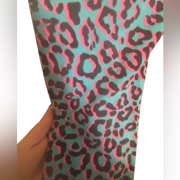 EUC Women’s No Boundaries Electrifying Blue and Pink Cheetah Leggings - Picture 4 of 6
